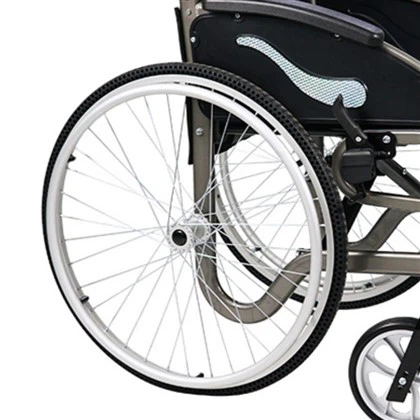 Lái xe thay lốp xe lăn